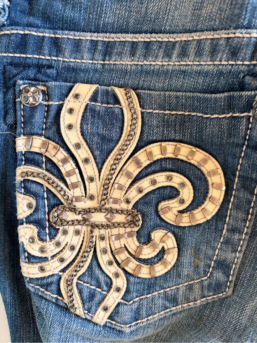 Women’s Miss Me Size 30 Embellished Fleur-De-lis Cuffed Capri Denim Jeans Y2K - Picture 4 of 8